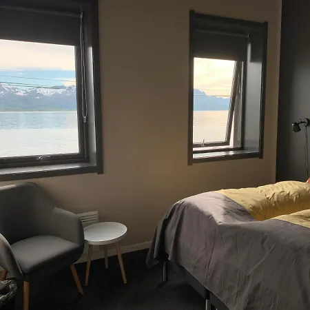 Bedehuset Basecamp Senja Кемпинг *